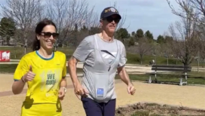 Félix corriendo con su hija y sonriendo.